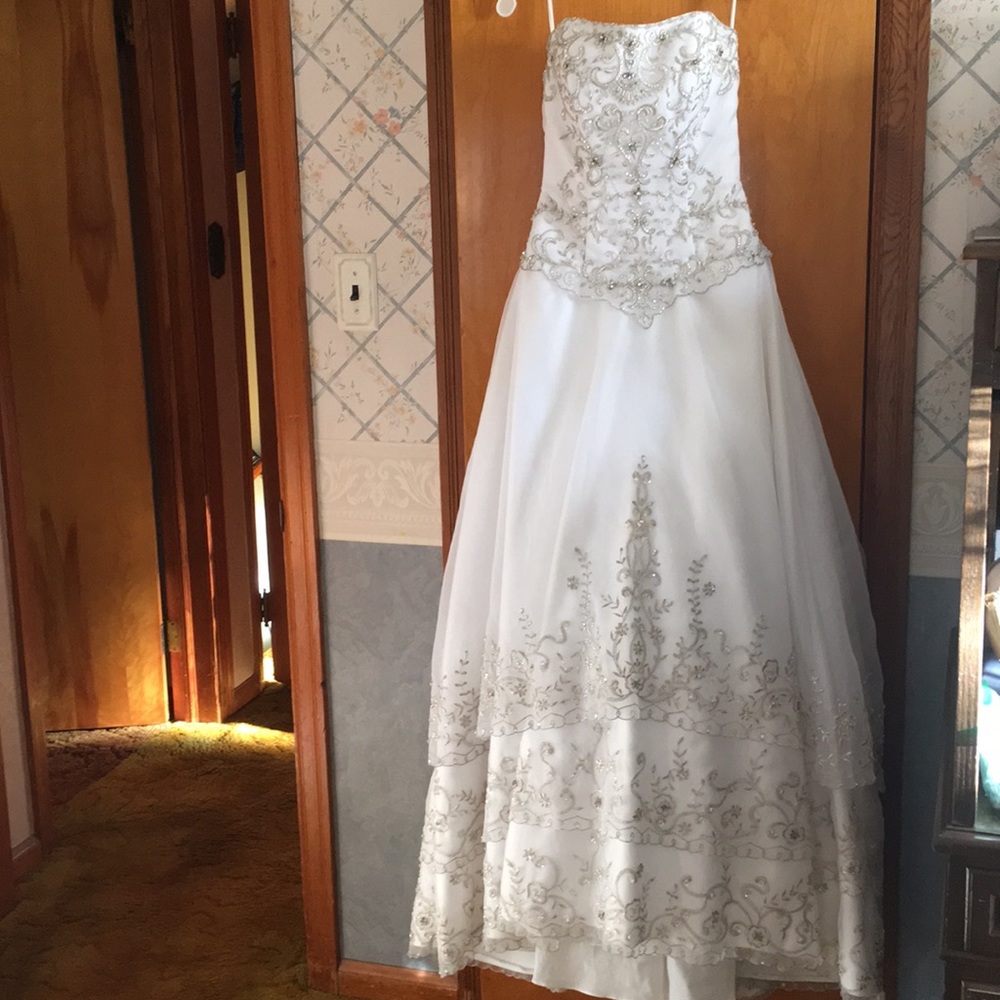 Used strapless wedding dress with matching veil